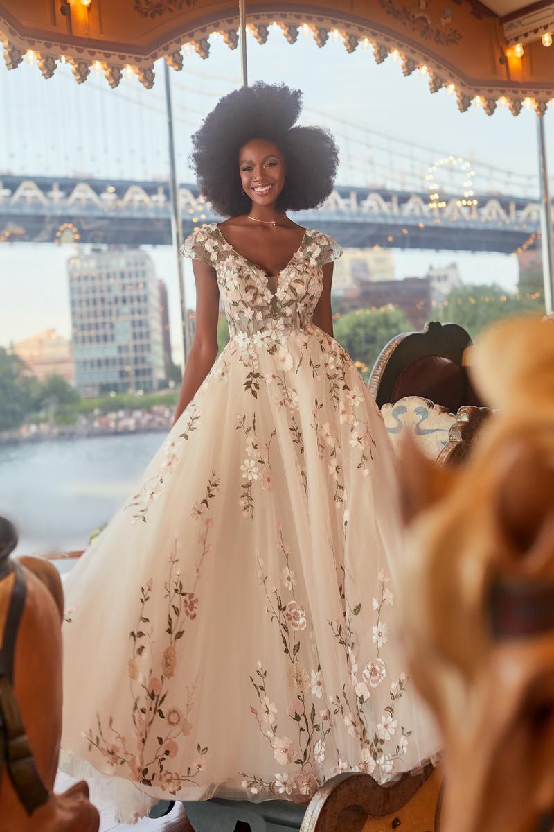 Meghan Markle's Wedding Dress Nods to Hollywood and American Royalty |  Vanity Fair